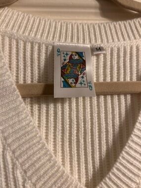 Queen Graphic Tag White V-Neck Sweater Vest - M